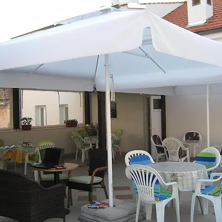 Vendégház In With Terrace, Air Conditioning, Wifi, Washing Machine 4237-7 Trogir